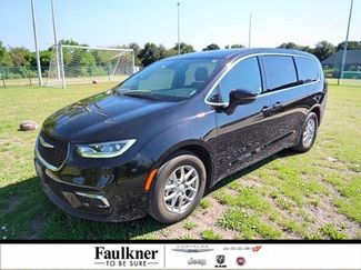 Used 2025 Chrysler Pacifica Select FWD video 1