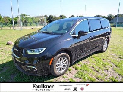 Used 2025 Chrysler Pacifica Select