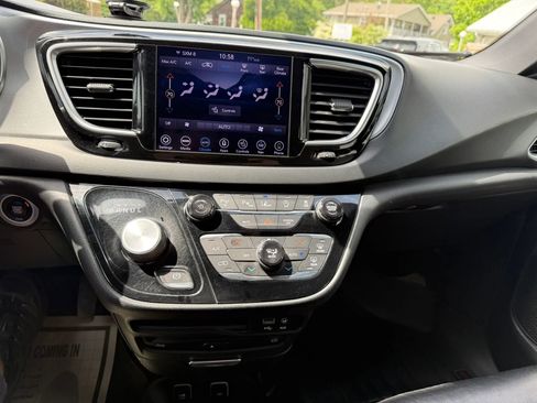 Used 2019 Chrysler Pacifica Touring-L Plus FWD image 14
