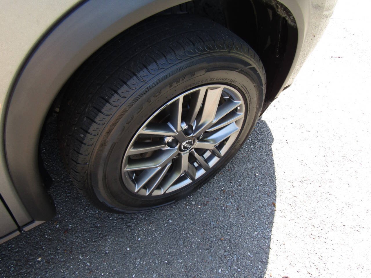 Used 2024 Nissan Rogue S AWD/4WD image 35