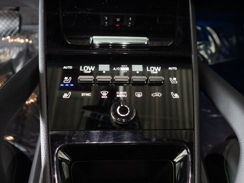 Certified 2024 Porsche Cayenne AWD/4WD image 23