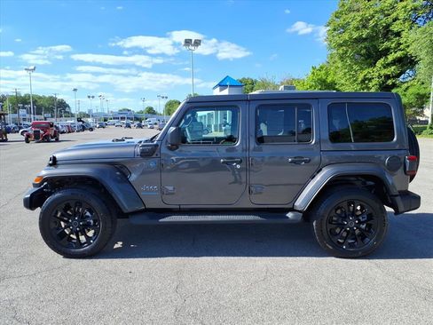 Used 2025 Jeep Wrangler Unlimited Sahara AWD/4WD image 7