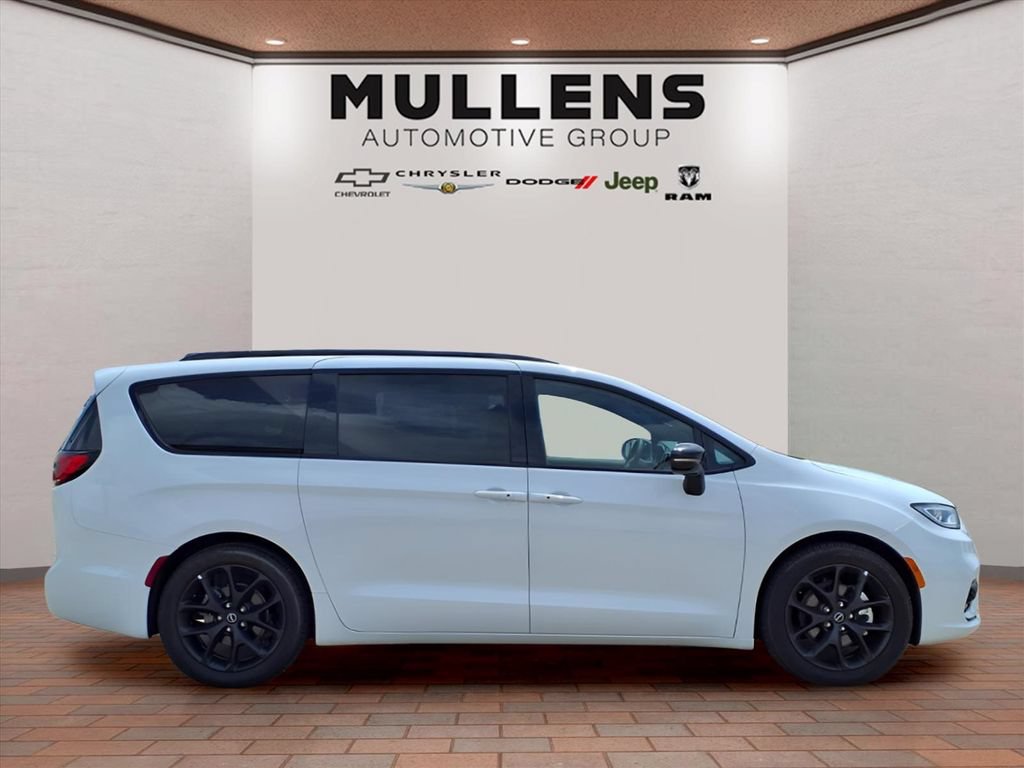 Used 2025 Chrysler Pacifica Limited FWD image 4