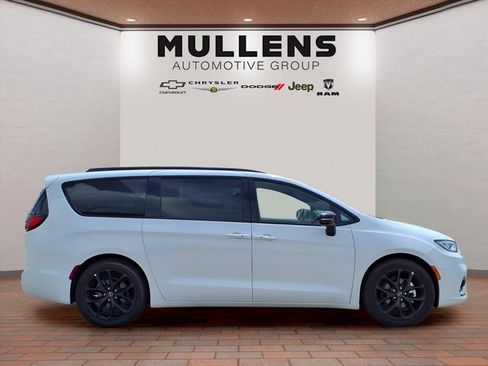 Used 2025 Chrysler Pacifica Limited FWD image 4