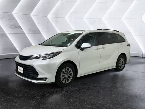 Used 2024 Toyota Sienna XLE image 3