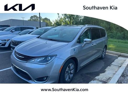 Used 2018 Chrysler Pacifica Limited w/ Advanced Safetytec Group FWD image 1