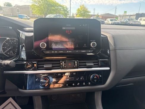 Used 2025 Nissan Pathfinder SV FWD image 20