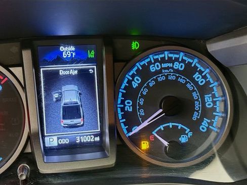 Used 2022 Toyota Tacoma TRD Sport image 12