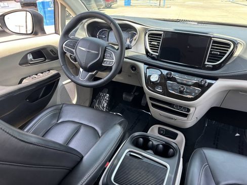 Used 2023 Chrysler Pacifica Touring-L FWD image 12