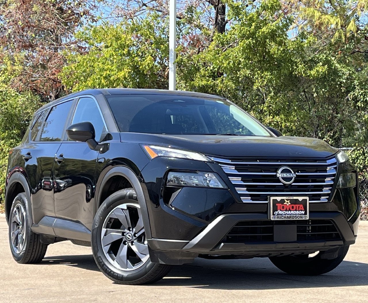 Used 2026 Nissan Rogue SV FWD image 2