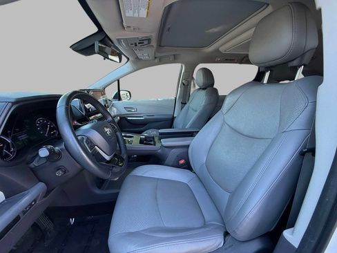 Used 2022 Toyota Sienna Limited AWD/4WD image 2