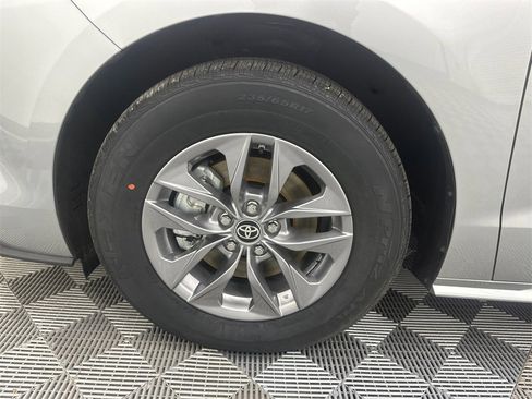 Used 2024 Toyota Sienna XLE image 12