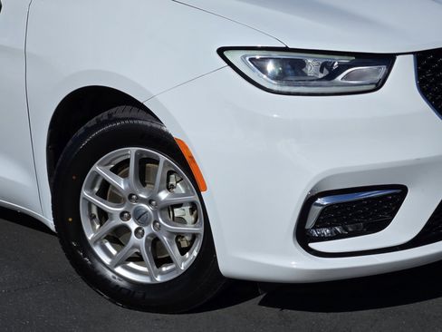 Used 2025 Chrysler Pacifica Select image 9