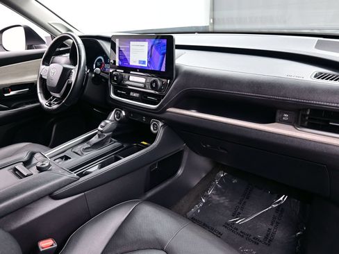 Used 2024 Toyota Grand Highlander AWD image 16