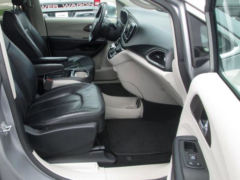Used 2018 Chrysler Pacifica Touring-L image 13