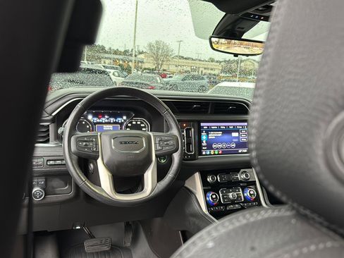 Used 2021 GMC Yukon Denali w/ Denali Premium Package image 16