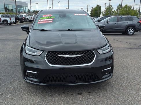 Used 2024 Chrysler Pacifica Touring-L FWD image 2
