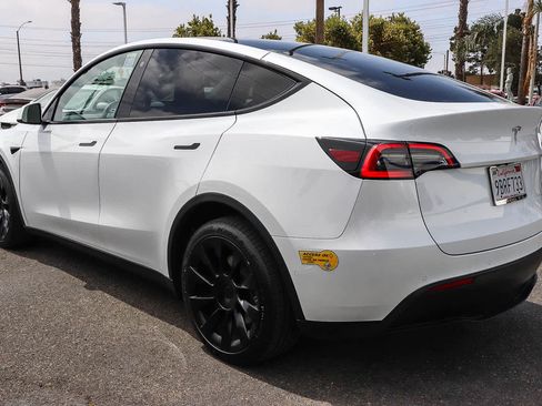 Used 2022 Tesla Model Y Long Range AWD/4WD image 9