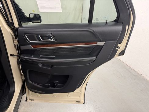 Used 2018 Ford Explorer Platinum AWD/4WD image 14