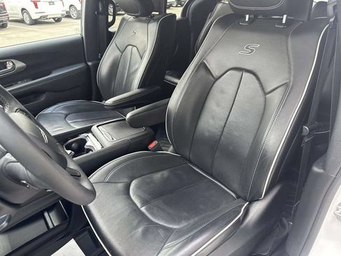 Used 2023 Chrysler Pacifica Limited w/ Uconnect Theater Family Group FWD image 50