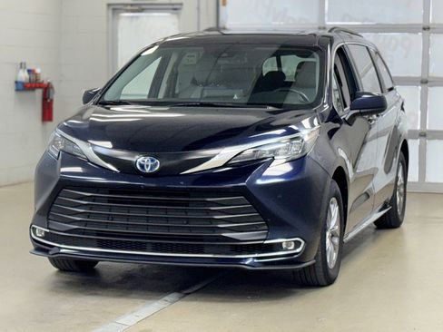 Used 2024 Toyota Sienna XLE image 3
