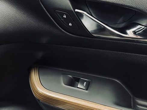 Used 2023 GMC Acadia SLE w/ Driver Convenience Package image 16