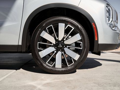 New 2025 Mitsubishi Outlander SE image 10