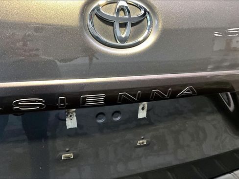 Used 2017 Toyota Sienna XLE w/ XLE Navigation Package AWD/4WD image 10