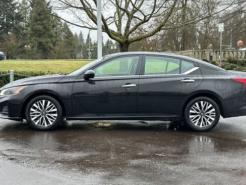 Used 2024 Nissan Altima 2.5 SV image 5