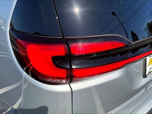 Used 2023 Chrysler Pacifica Touring-L FWD image 23
