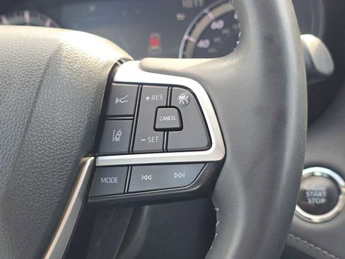 Used 2023 Toyota Highlander LE AWD/4WD image 28
