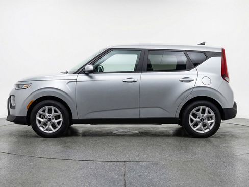 Used 2025 Kia Soul LX w/ LX Technology Package FWD image 4