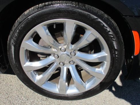 Used 2019 Chrysler 300 Limited image 4