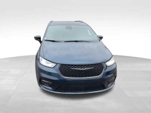 Used 2025 Chrysler Pacifica Limited FWD image 3