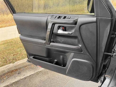 Used 2020 Toyota 4Runner Venture image 12