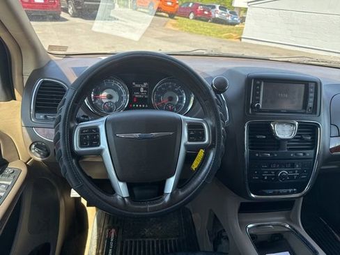 Used 2012 Chrysler Town & Country Touring-L w/ Premium Group FWD image 15
