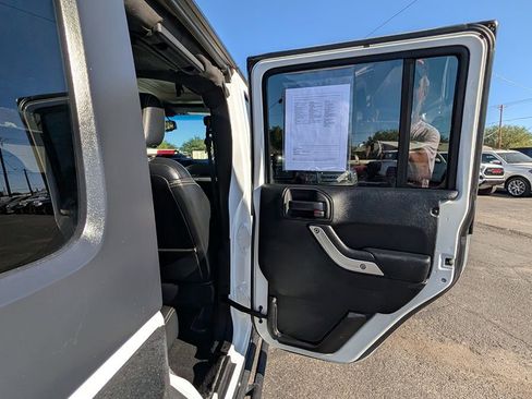 Used 2015 Jeep Wrangler Unlimited Rubicon image 32