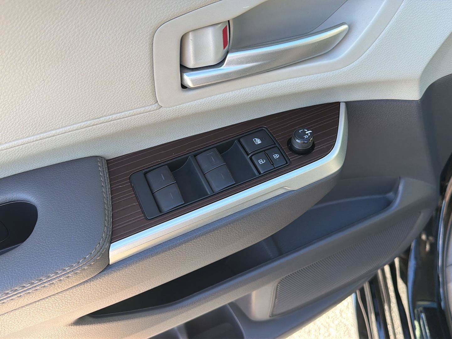 Used 2023 Toyota Sienna XLE FWD image 33