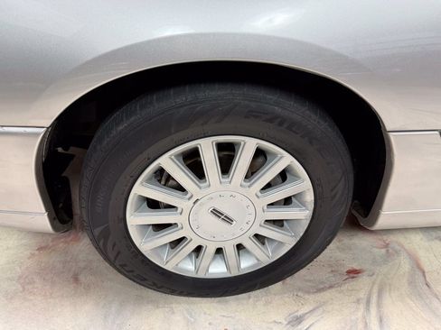 Used 2003 Lincoln Town Car Executive RWD image 32