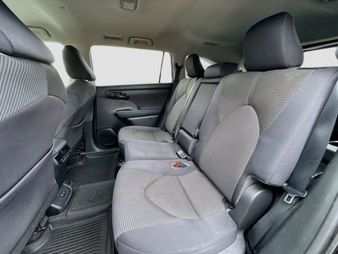 Used 2020 Toyota Highlander LE FWD image 22