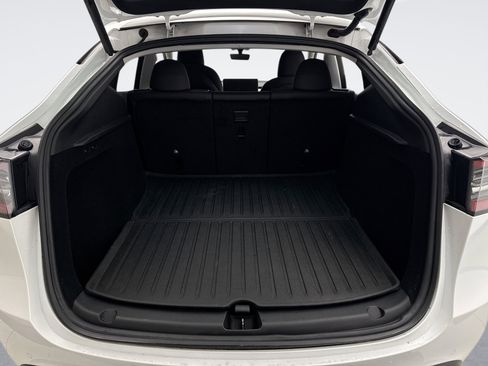 Used 2022 Tesla Model Y Long Range image 19