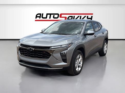 Used 2026 Chevrolet Trax LS w/ LS Convenience Package FWD image 3