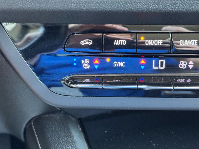 Used 2021 Buick Envision Avenir AWD/4WD image 22