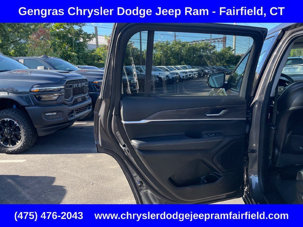 Used 2023 Jeep Grand Cherokee L Limited w/ Luxury Tech Group II AWD/4WD image 40