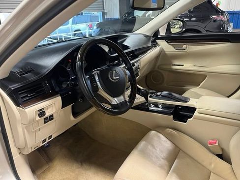 Used 2014 Lexus ES 350 w/ Luxury Package FWD image 23