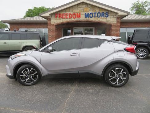 Used 2019 Toyota C-HR Limited FWD image 10