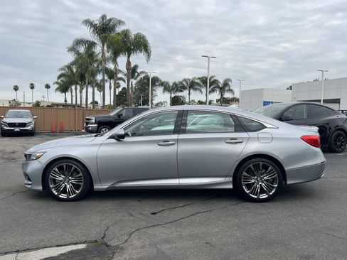 Used 2018 Honda Accord Touring image 2