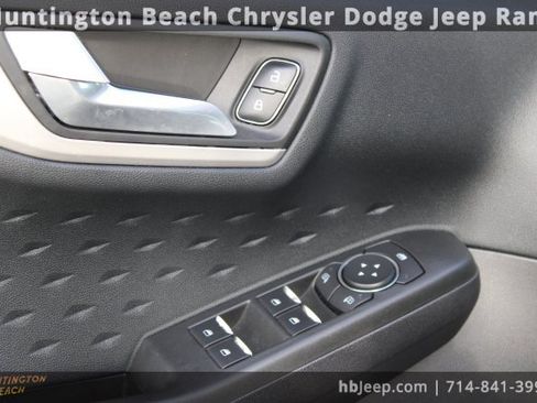 Used 2020 Ford Escape SE image 11