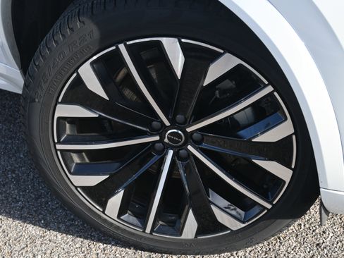 Used 2025 Volvo XC90 B6 Plus image 26