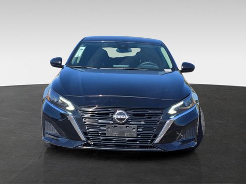 Used 2024 Nissan Altima 2.5 SV FWD image 2
